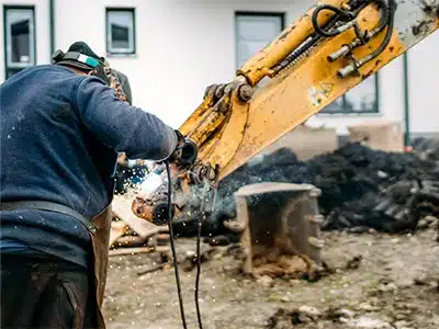 Mecánico reparando excavadora en overhaul