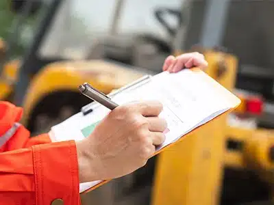 Trabajador revisa disponibilidad de piezas