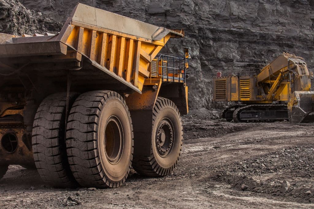 Conoce los tipos de camiones mineros, sus diferencias, marcas, repuestos críticos y mantenimiento recomendado para faenas mineras en Chile con Mansil.